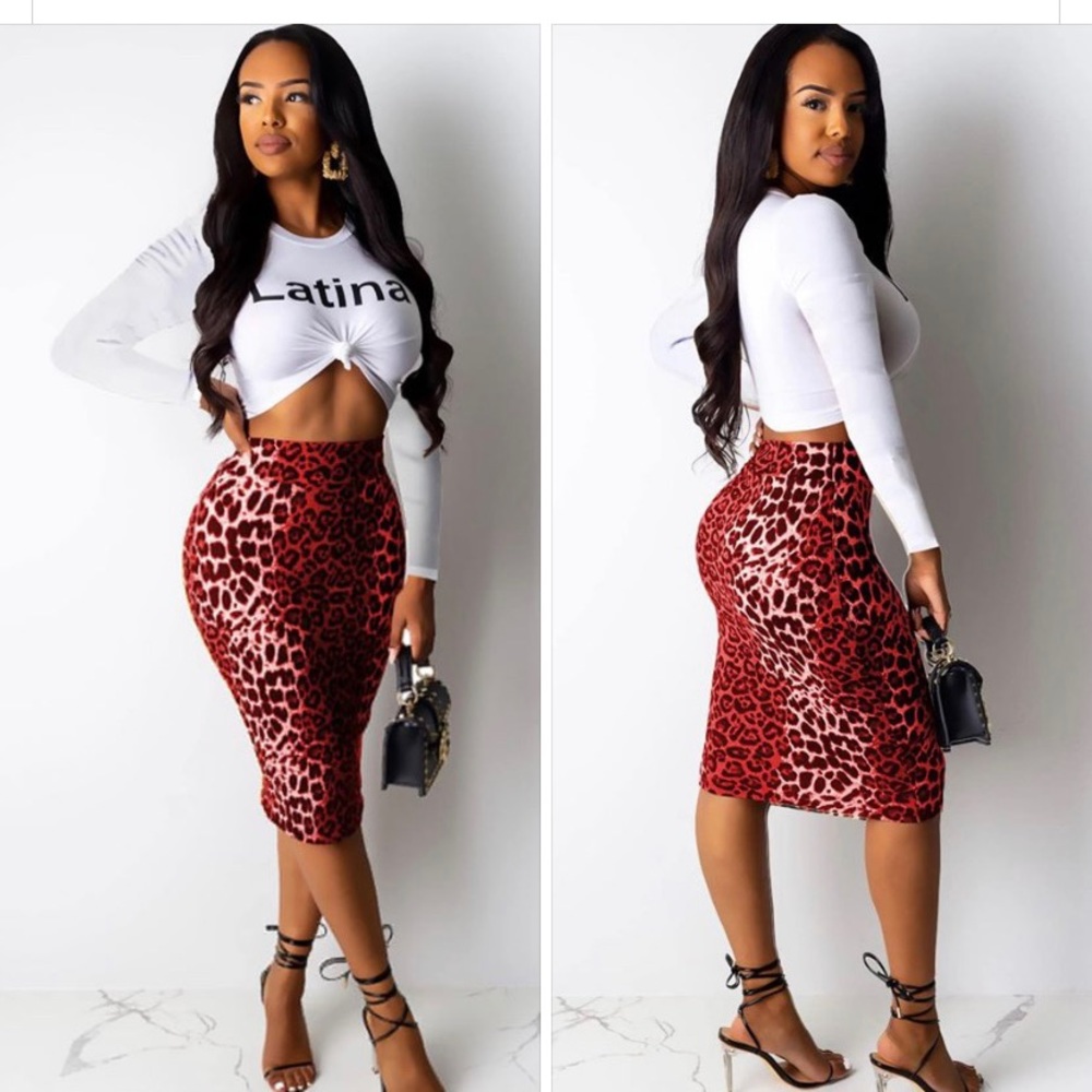 Latina long sleeve shirt with long leopard skirt